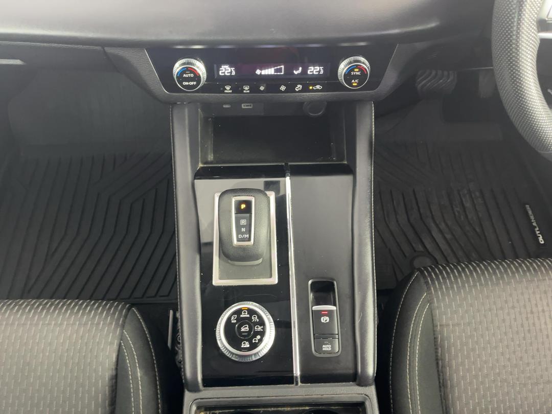 Photo '18' of Mitsubishi Outlander