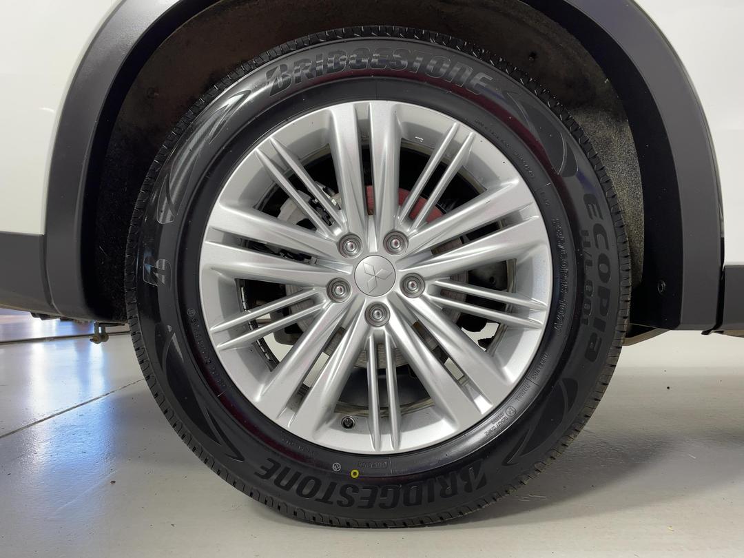 Photo '12' of Mitsubishi Outlander