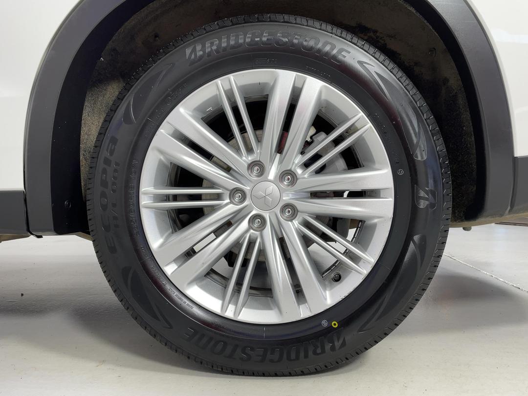 Photo '11' of Mitsubishi Outlander