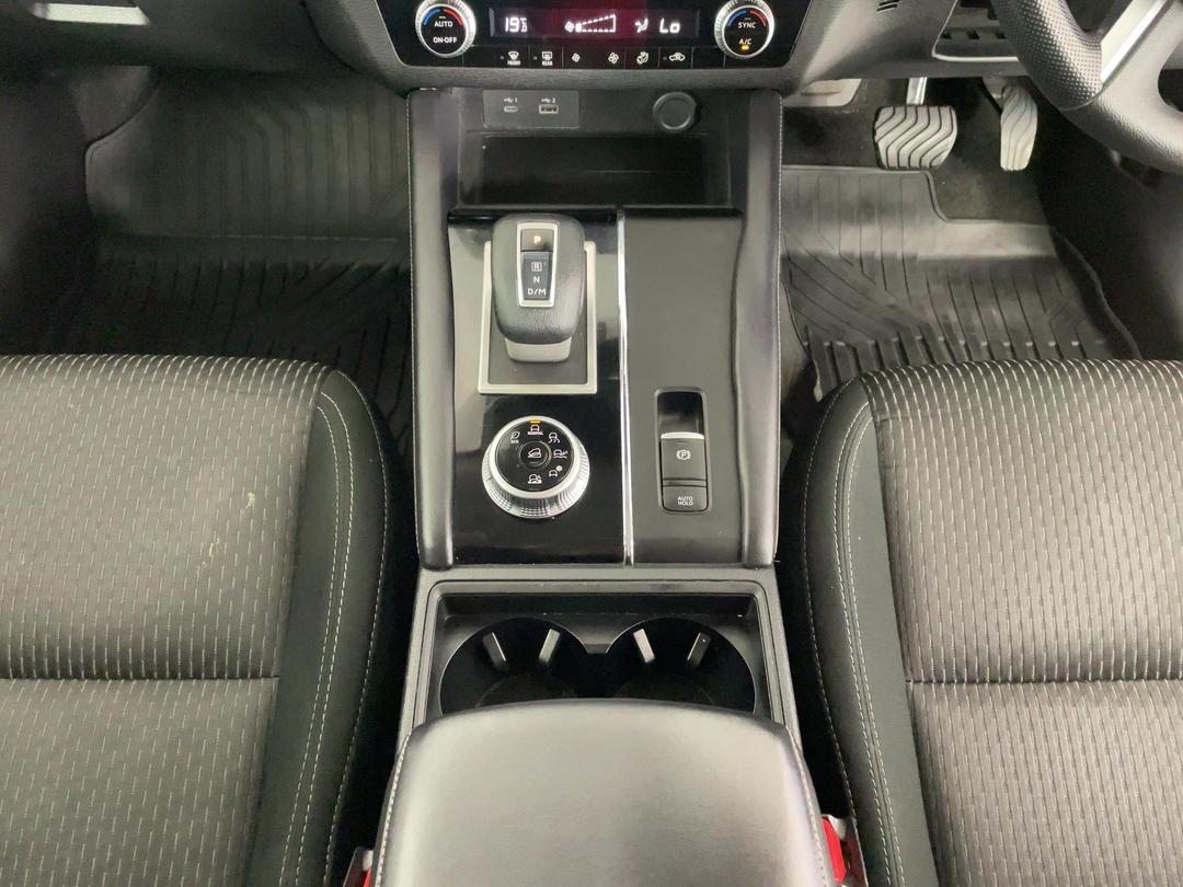 Photo '18' of Mitsubishi Outlander
