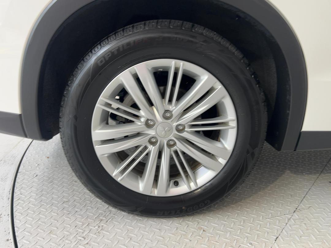 Photo '12' of Mitsubishi Outlander