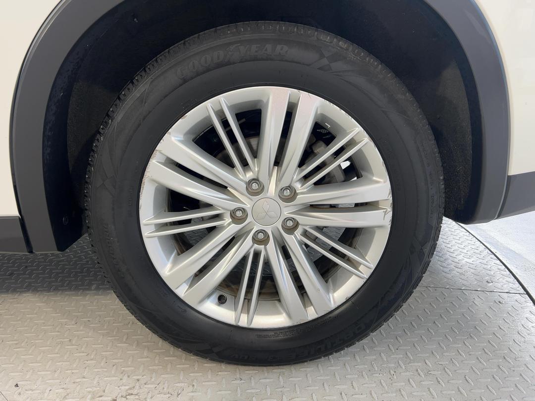 Photo '11' of Mitsubishi Outlander