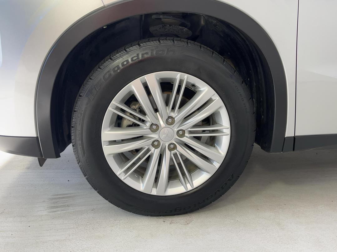 Photo '10' of Mitsubishi Outlander
