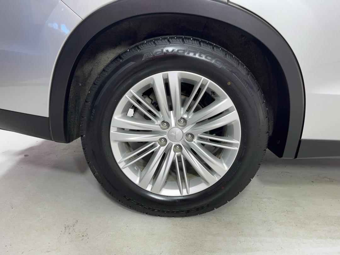 Photo '12' of Mitsubishi Outlander