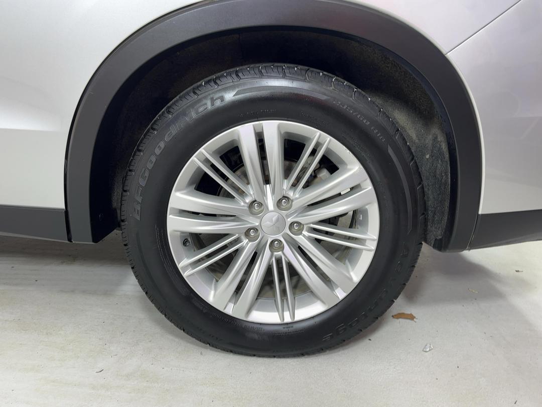 Photo '11' of Mitsubishi Outlander