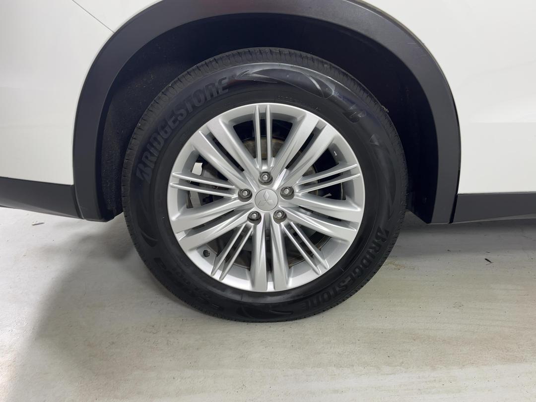 Photo '12' of Mitsubishi Outlander