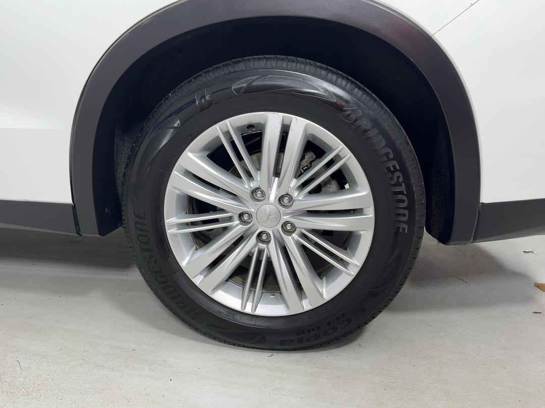 Photo '11' of Mitsubishi Outlander