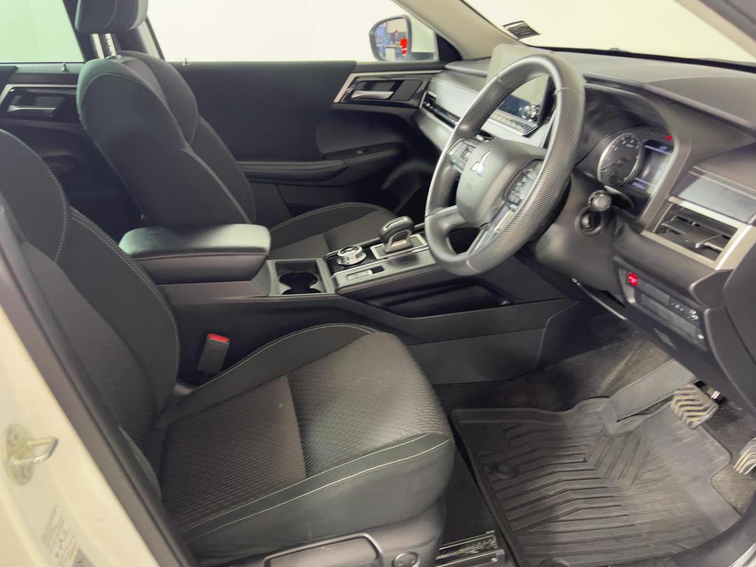 Photo '16' of Mitsubishi Outlander