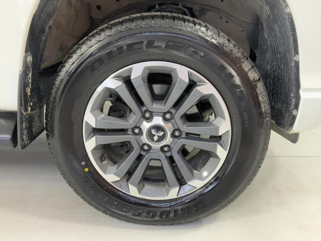 Photo '9' of Mitsubishi Triton