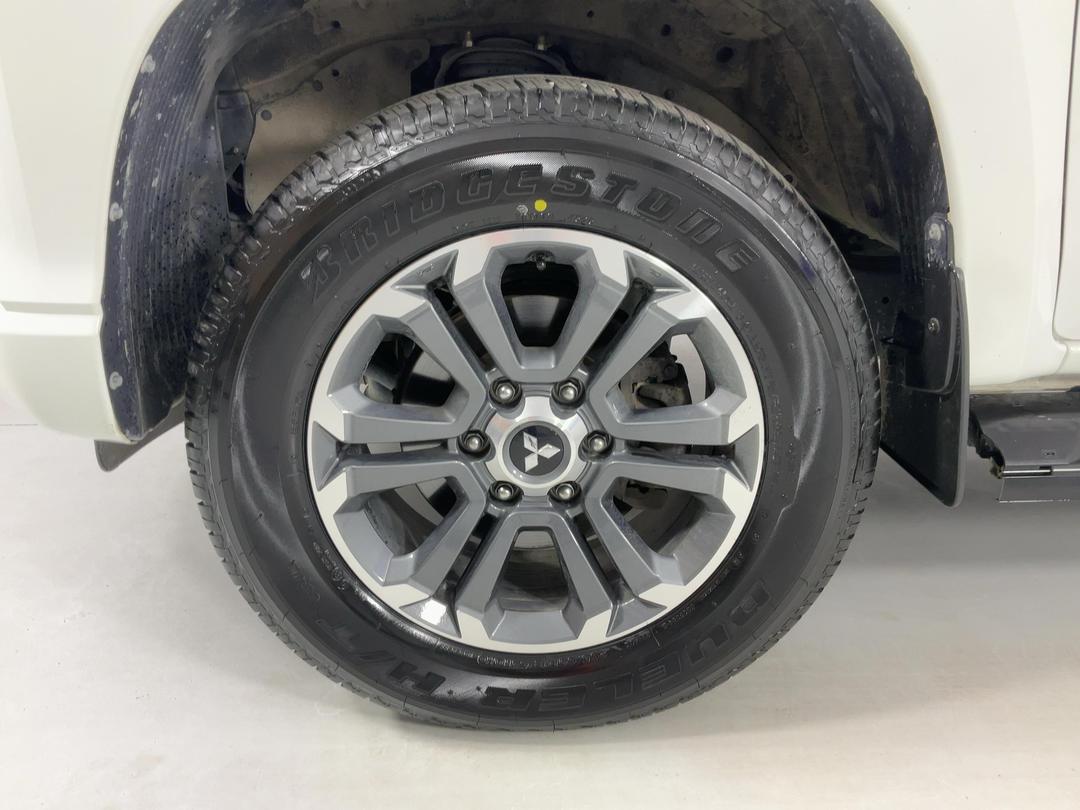Photo '10' of Mitsubishi Triton