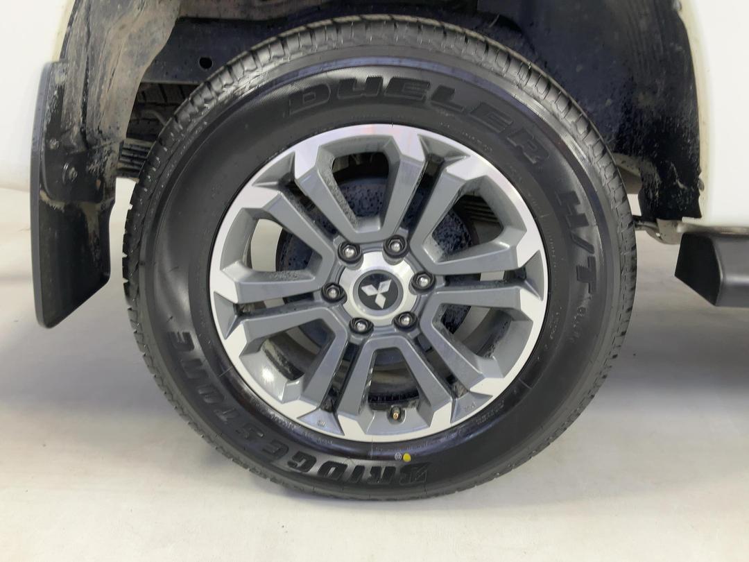 Photo '12' of Mitsubishi Triton