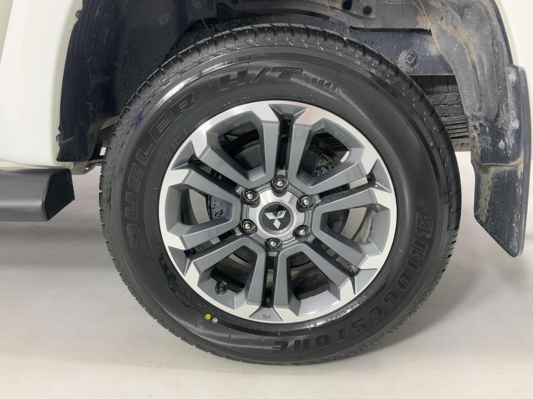 Photo '11' of Mitsubishi Triton