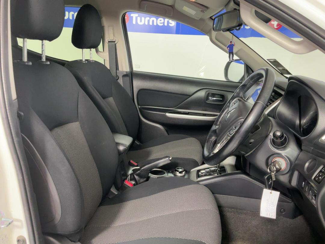 Photo '16' of Mitsubishi Triton