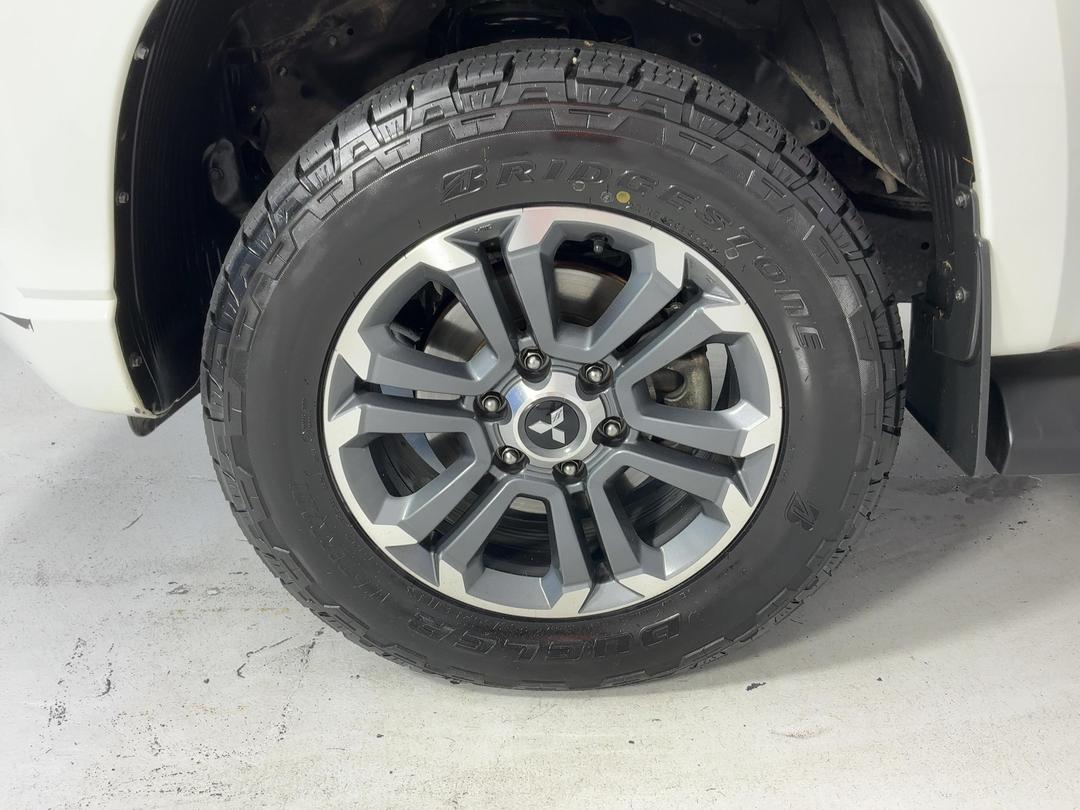 Photo '10' of Mitsubishi Triton