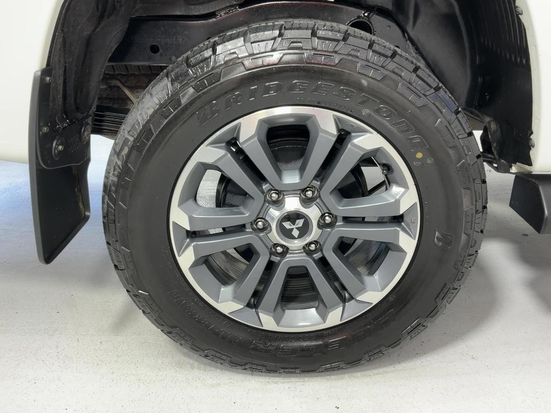 Photo '12' of Mitsubishi Triton