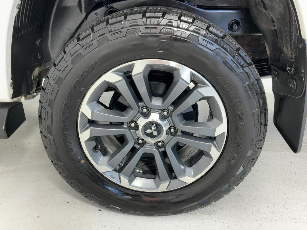 Photo '11' of Mitsubishi Triton
