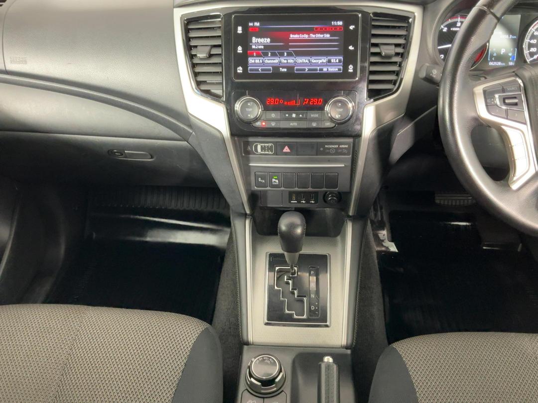 Photo '18' of Mitsubishi Triton