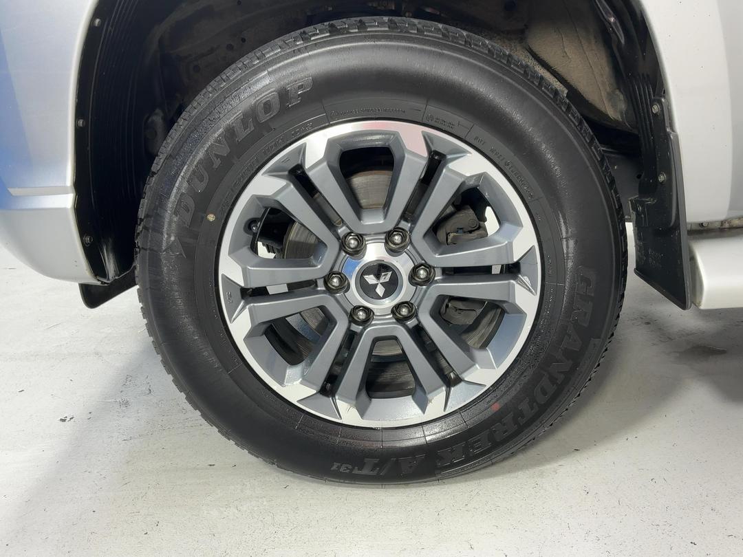 Photo '10' of Mitsubishi Triton