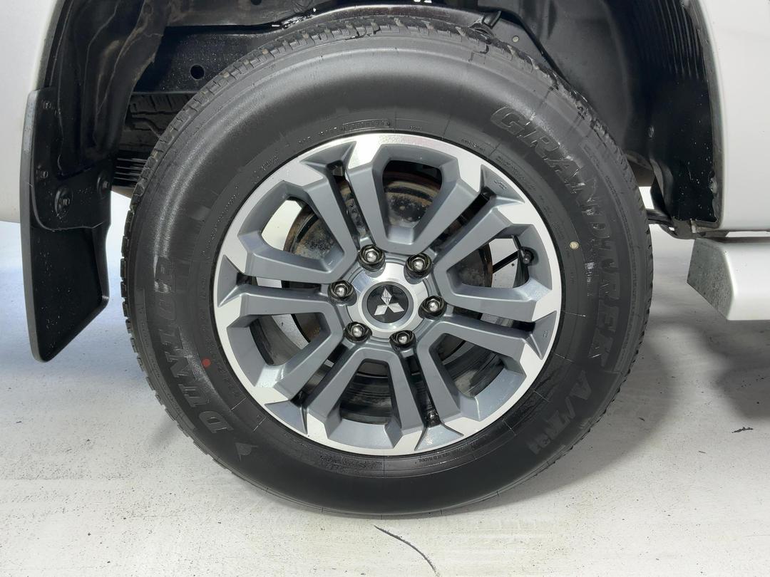 Photo '12' of Mitsubishi Triton