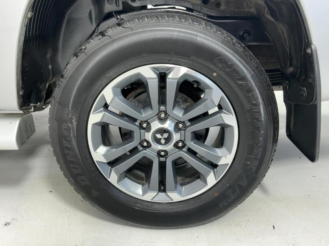 Photo '11' of Mitsubishi Triton