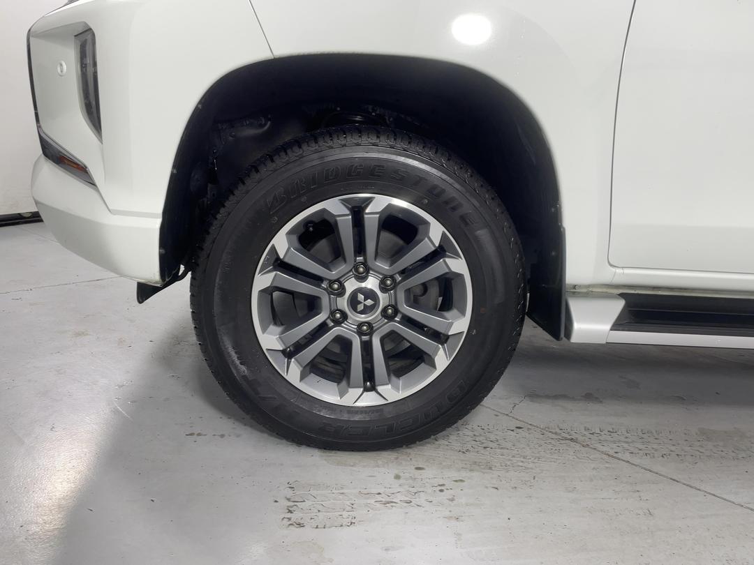 Photo '10' of Mitsubishi Triton