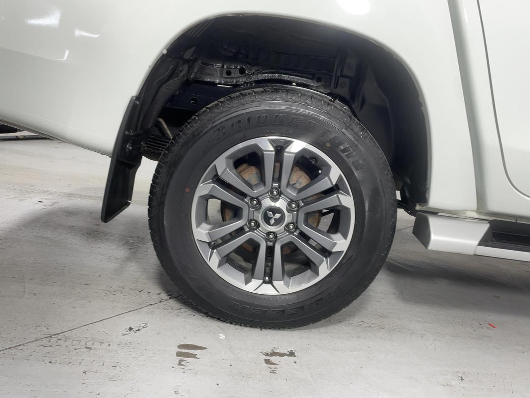 Photo '12' of Mitsubishi Triton