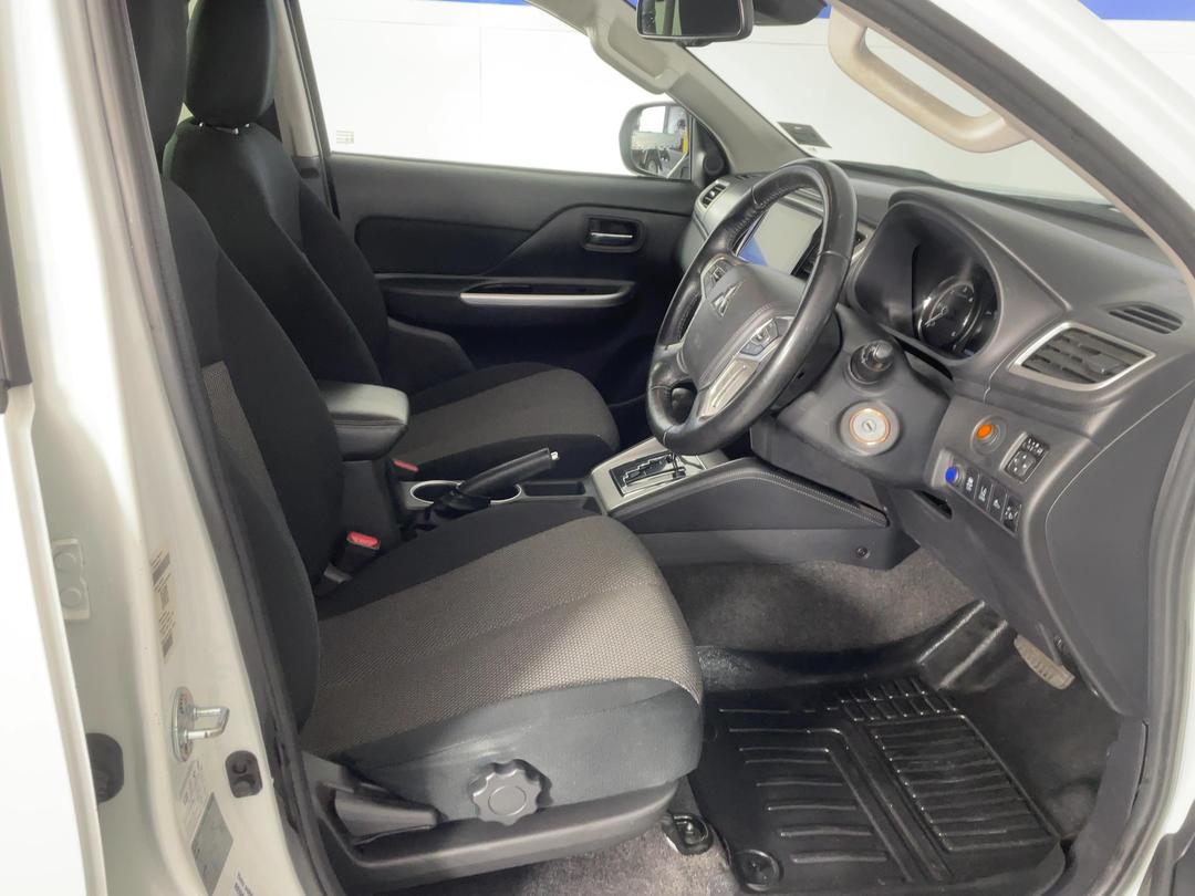 Photo '16' of Mitsubishi Triton