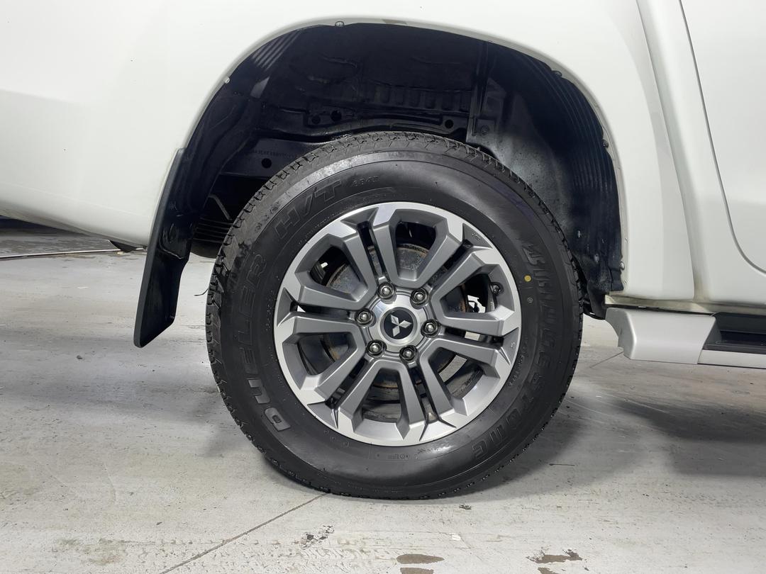 Photo '12' of Mitsubishi Triton