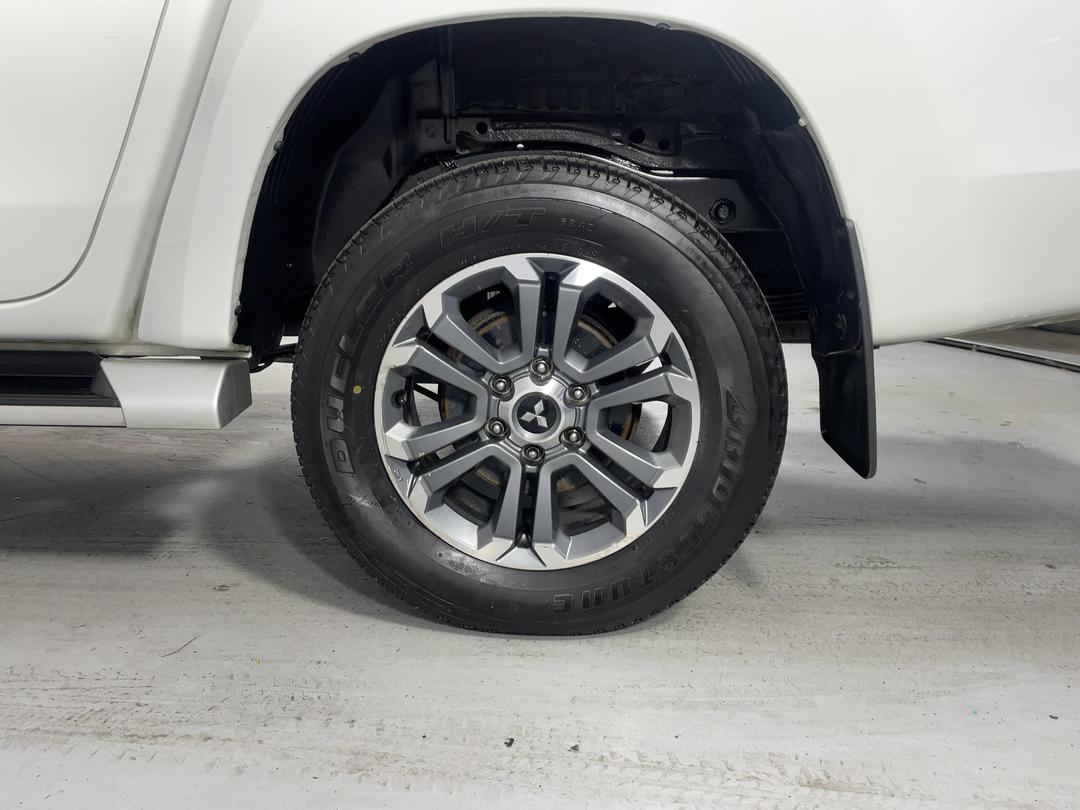 Photo '11' of Mitsubishi Triton
