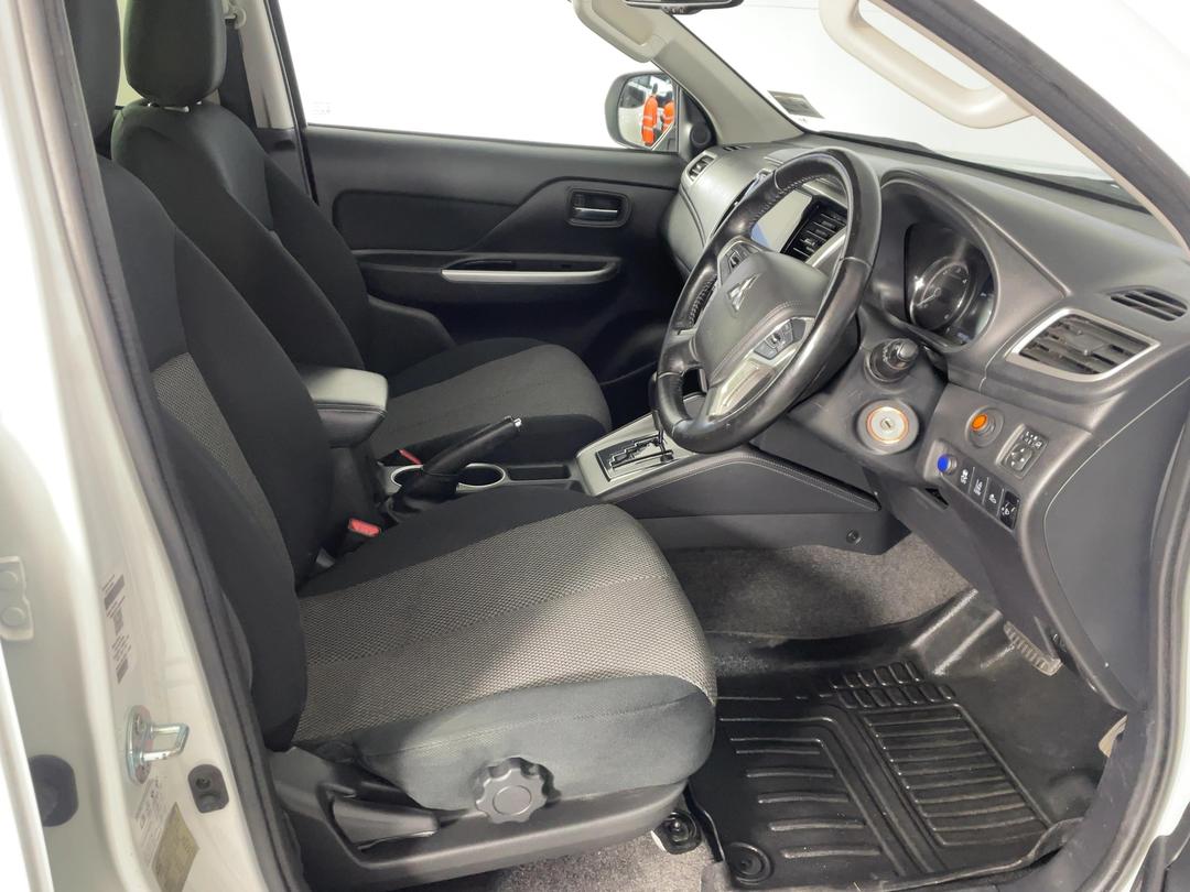 Photo '16' of Mitsubishi Triton