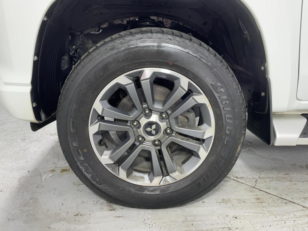 Photo '10' of Mitsubishi Triton