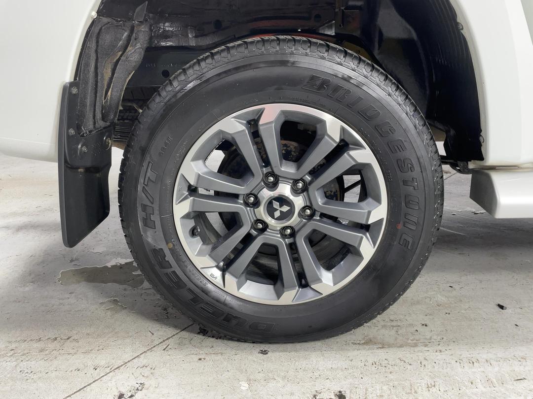 Photo '12' of Mitsubishi Triton