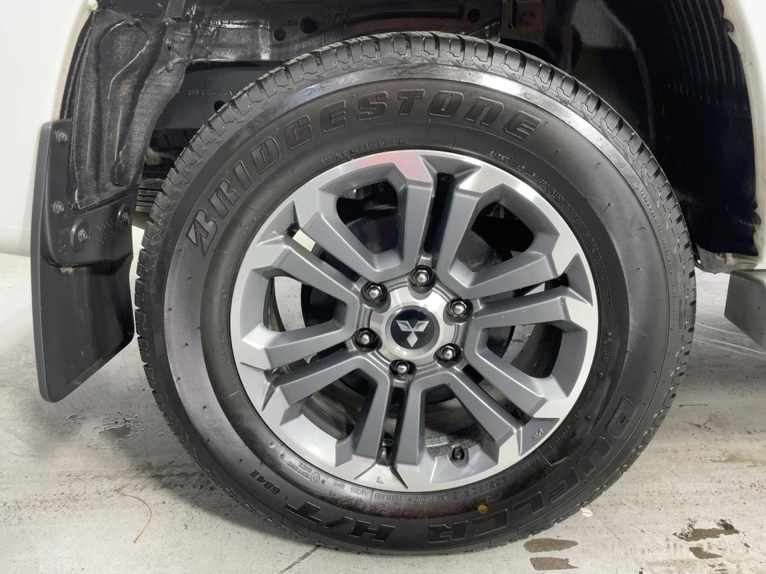 Photo '12' of Mitsubishi Triton