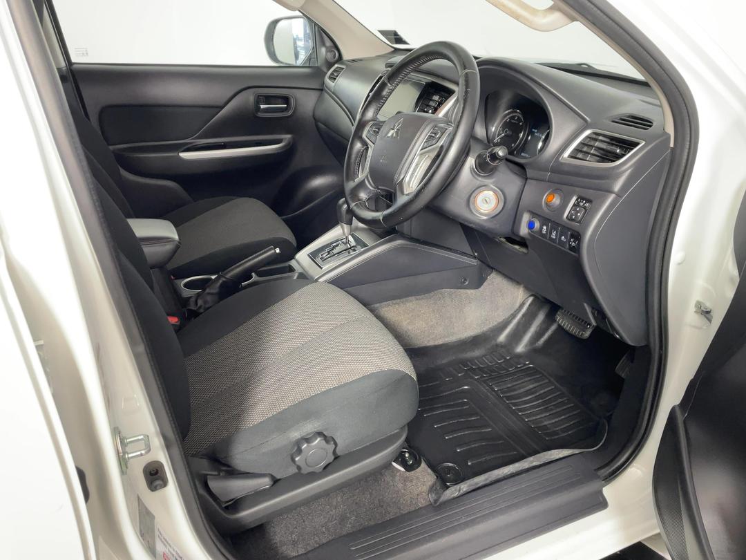 Photo '16' of Mitsubishi Triton
