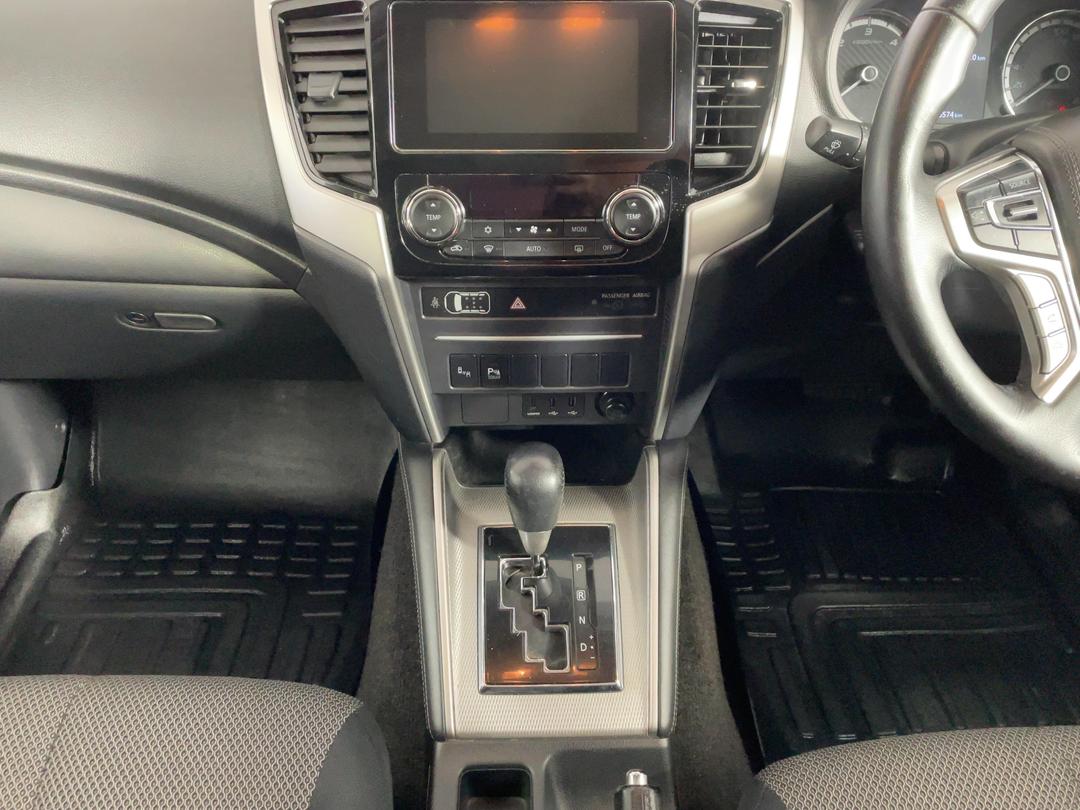 Photo '18' of Mitsubishi Triton