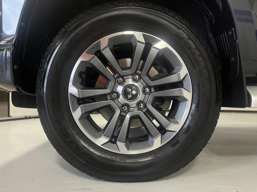 Photo '10' of Mitsubishi Triton