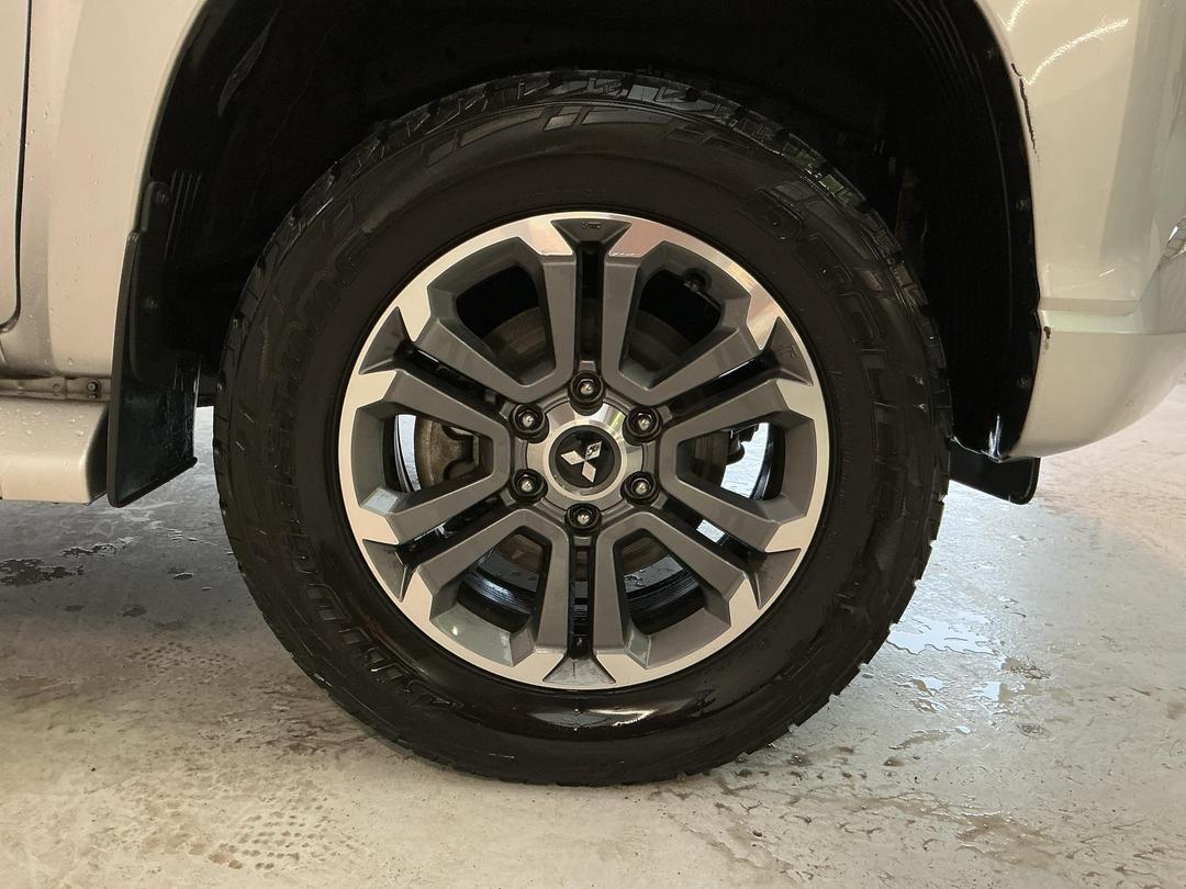 Photo '9' of Mitsubishi Triton