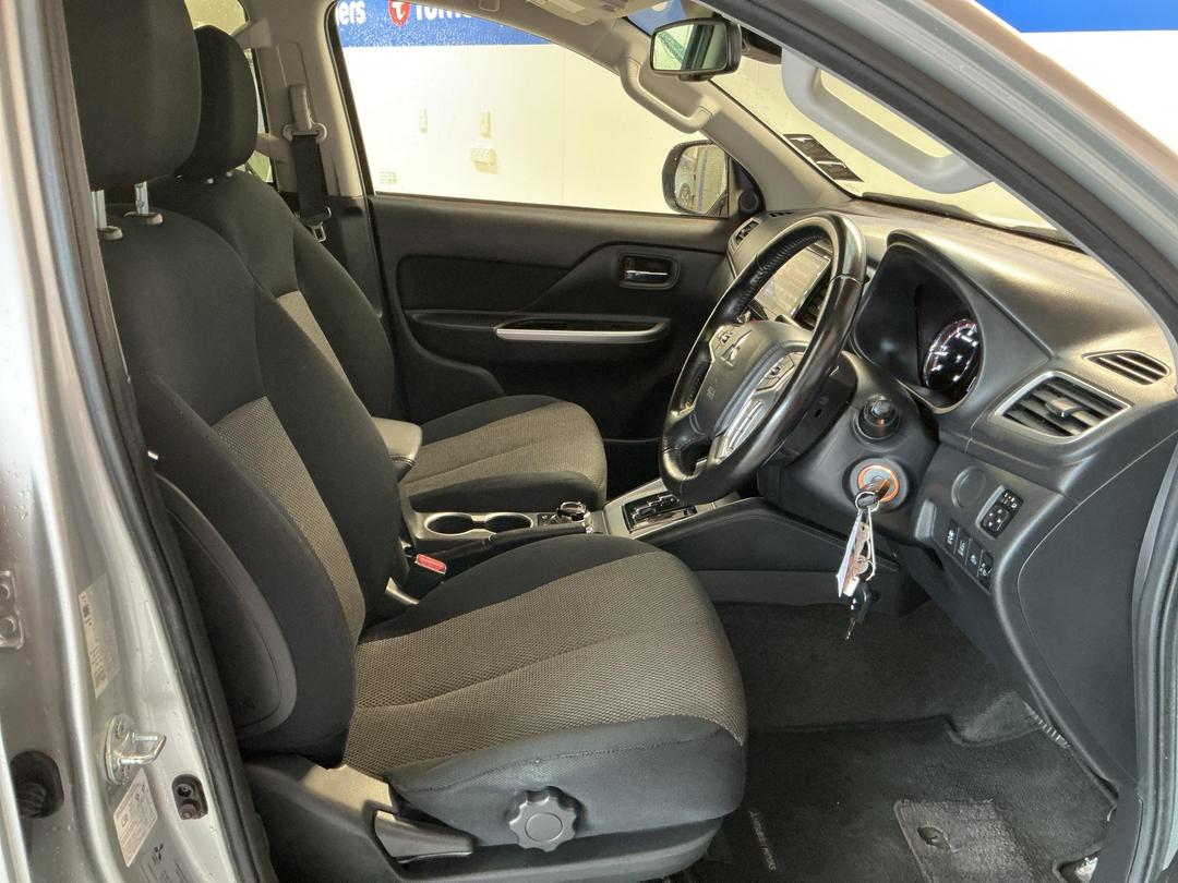 Photo '16' of Mitsubishi Triton