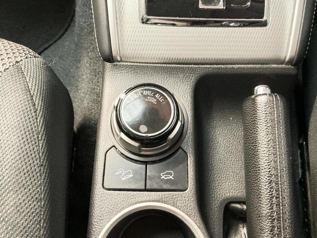 Photo '24' of Mitsubishi Triton