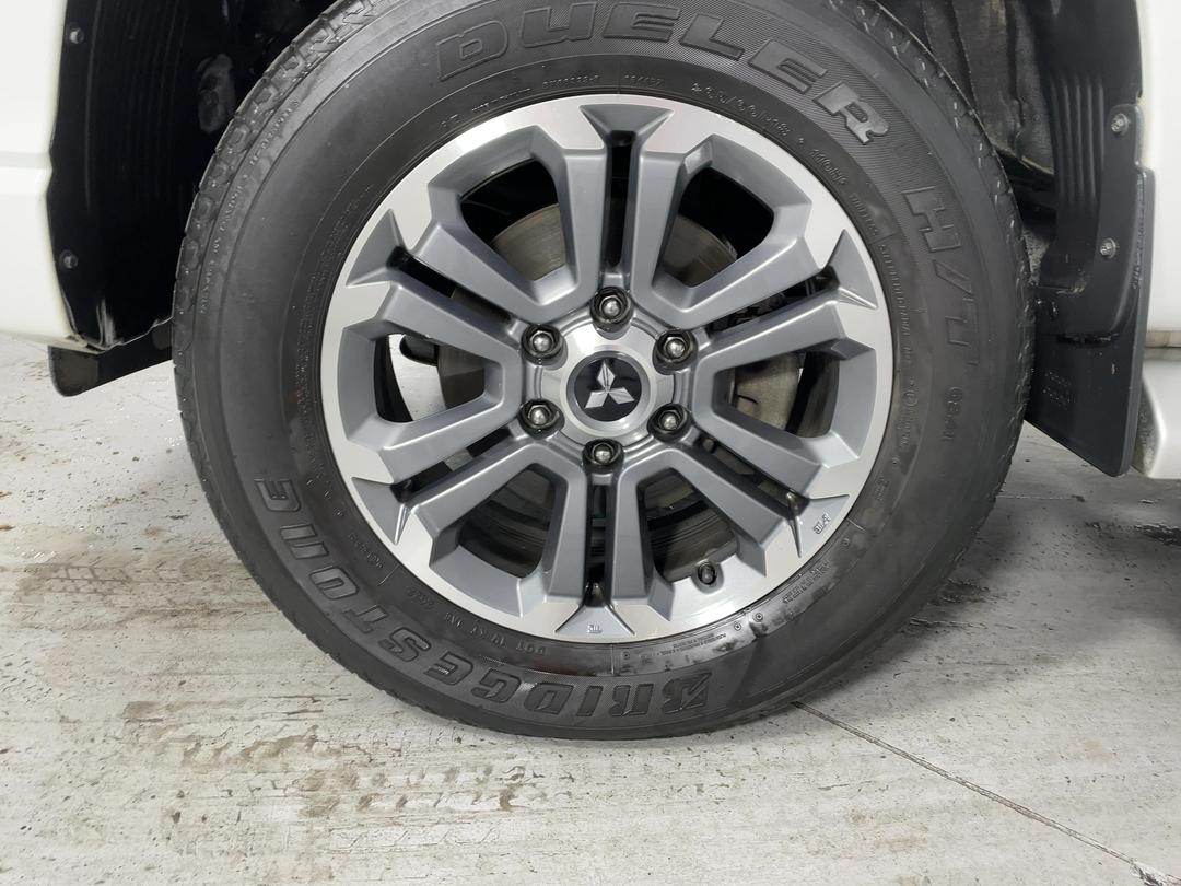Photo '10' of Mitsubishi Triton