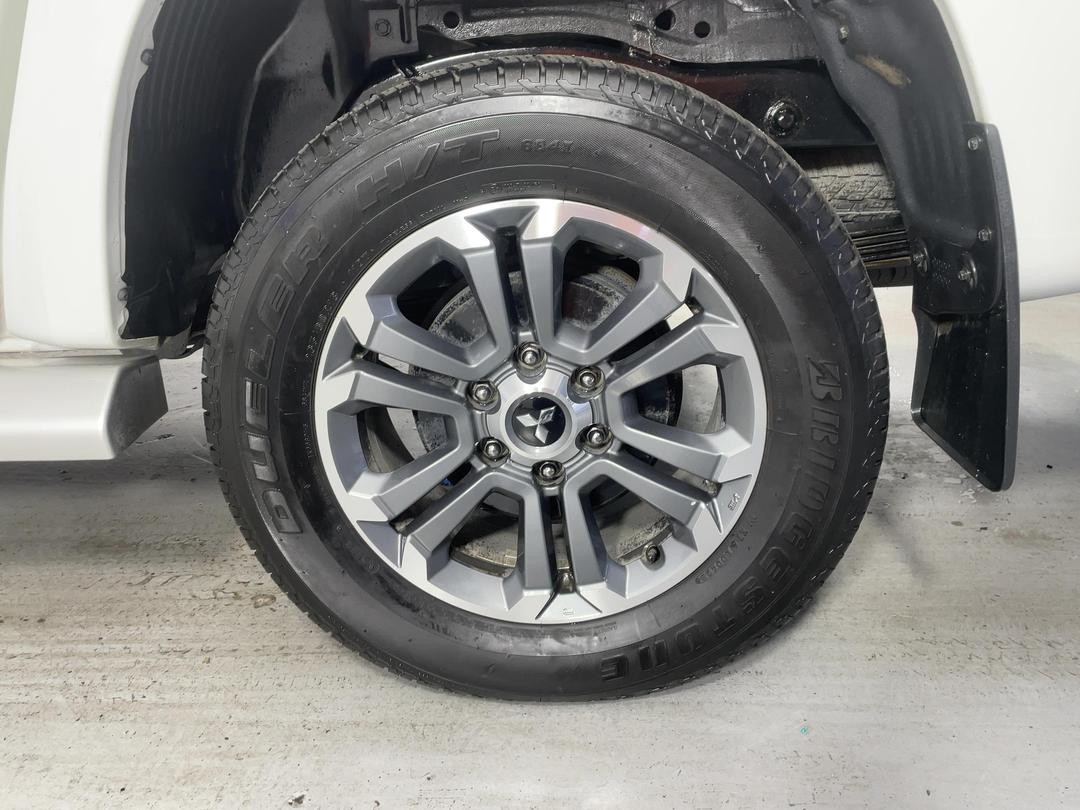 Photo '11' of Mitsubishi Triton