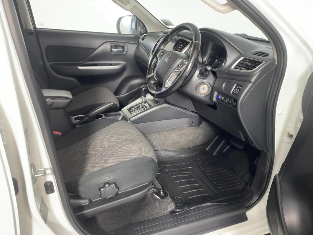 Photo '16' of Mitsubishi Triton