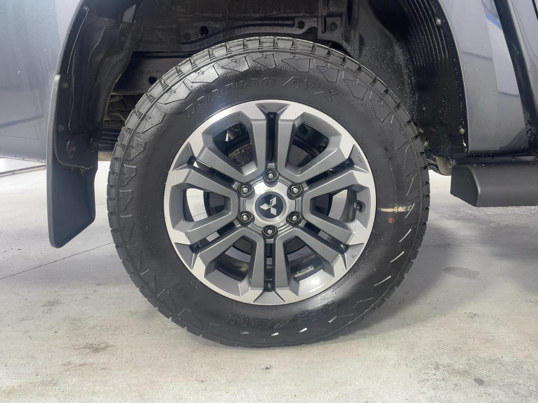 Photo '12' of Mitsubishi Triton