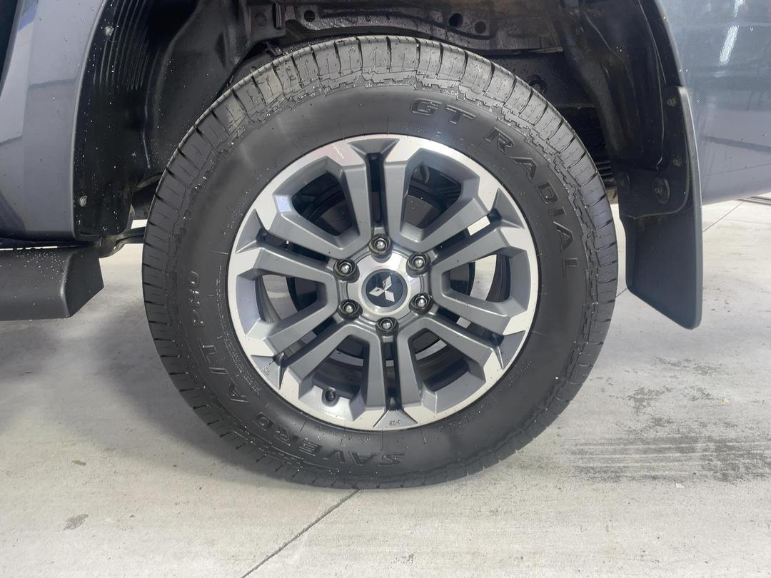 Photo '11' of Mitsubishi Triton