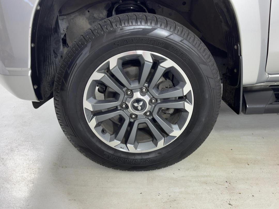 Photo '10' of Mitsubishi Triton