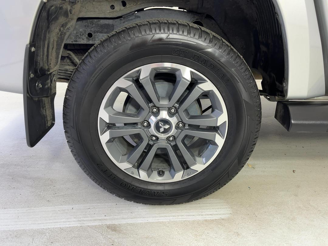 Photo '12' of Mitsubishi Triton