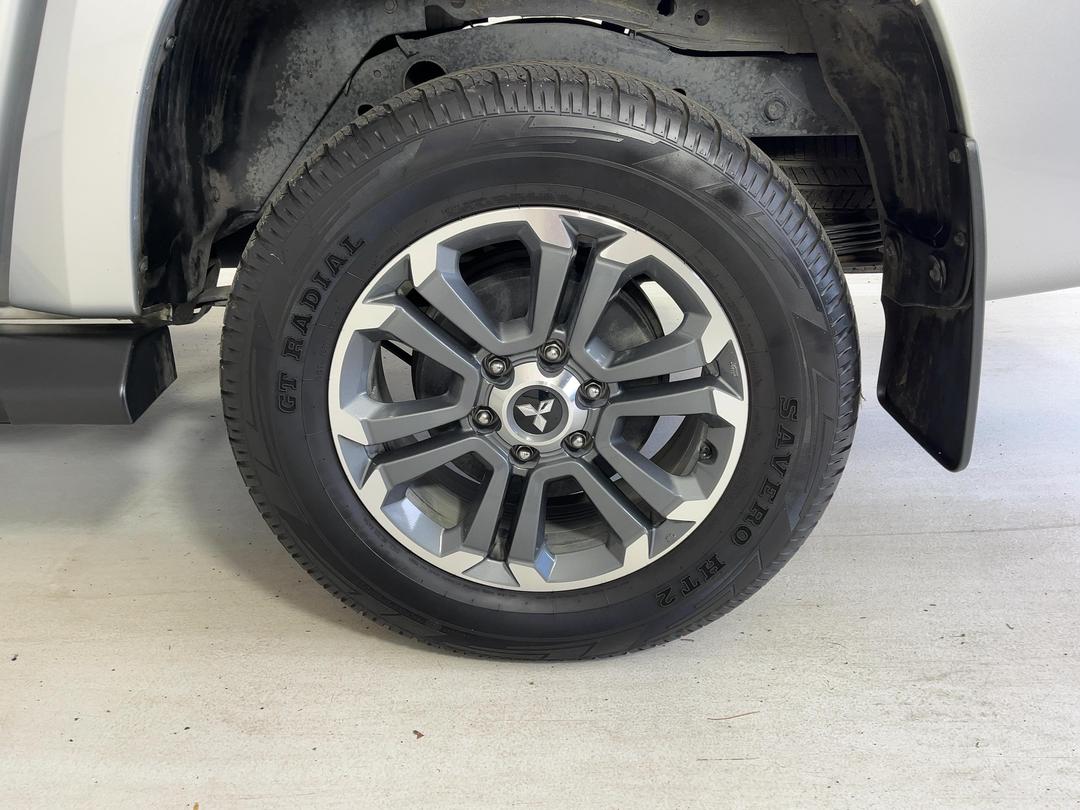 Photo '11' of Mitsubishi Triton