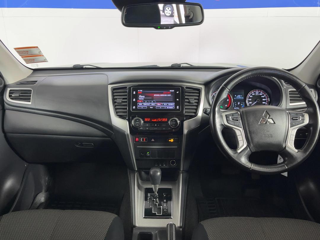 Photo '17' of Mitsubishi Triton