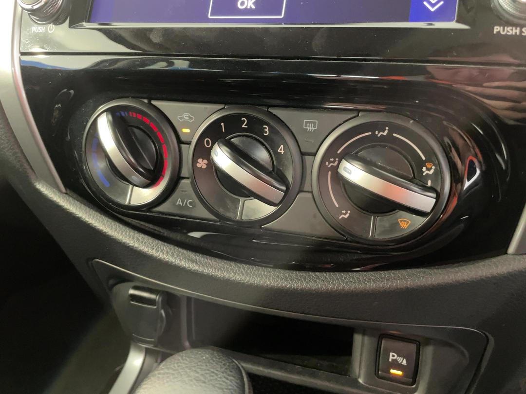 Photo '31' of Nissan Navara