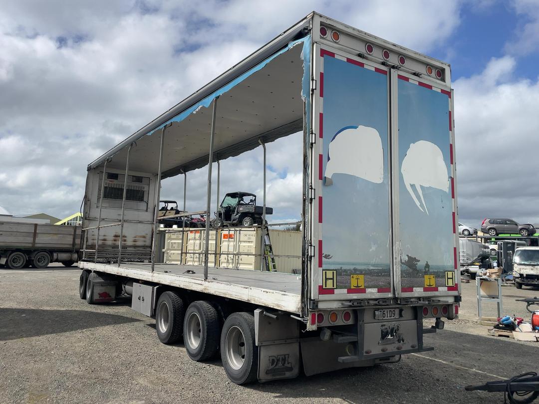 Photo '4' of Roadmaster FG 5A-11.94 Curtain/Chiller Full
